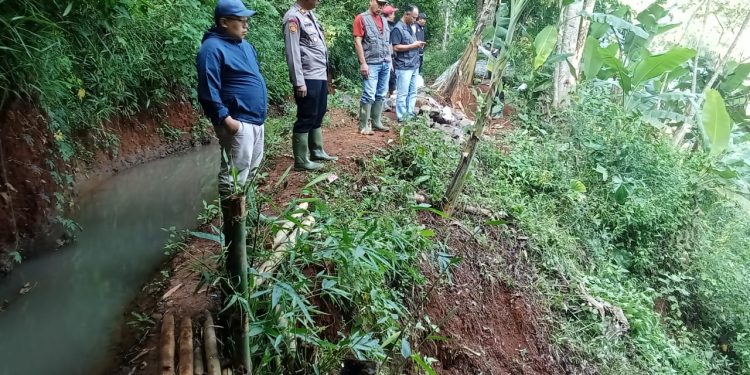 Camat Cipendeuy dan Kapolsek Tinjau Pembangunan Normalisasi Saluran Irigasi