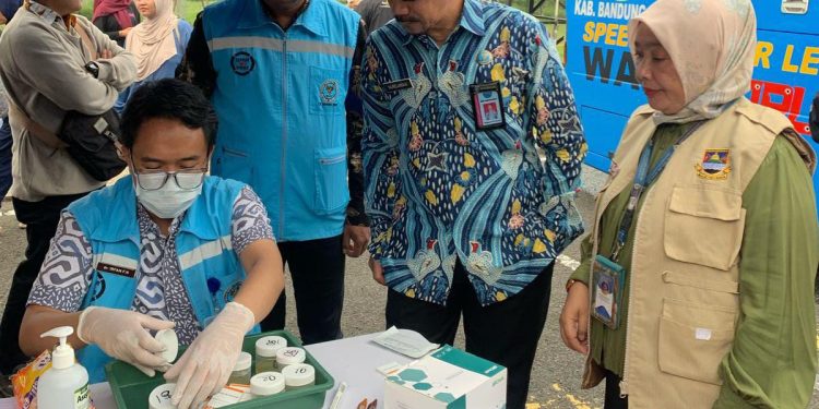 BNNK Bandung Barat Tes Urine Kru Bus Mudik Gratis