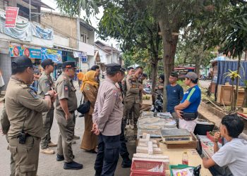 Satpol PP KBB Tertibkan Puluhan PKL di Perumahan Permata