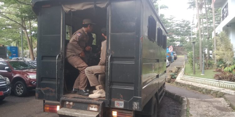 Satpol PP KBB Ciduk 17 Pelajar Yang Asik Nongkrong di Warung Saat Waktu KBM