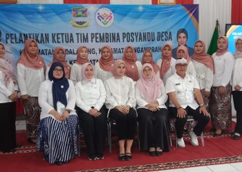Syahnaz Sadiqah Lantik Ketua Tim Pembina Posyandu Desa