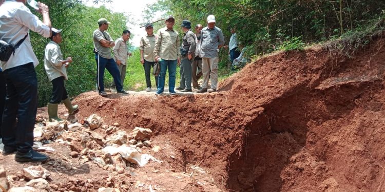 Komisi II DPRD KBB Tinjau Kerusakan DI Rajamandala