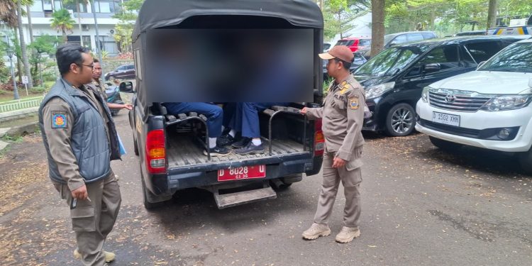 Tujuh Siswa SMP Negeri di Cipatat Terciduk Satpol PP Saat Asik Merokok