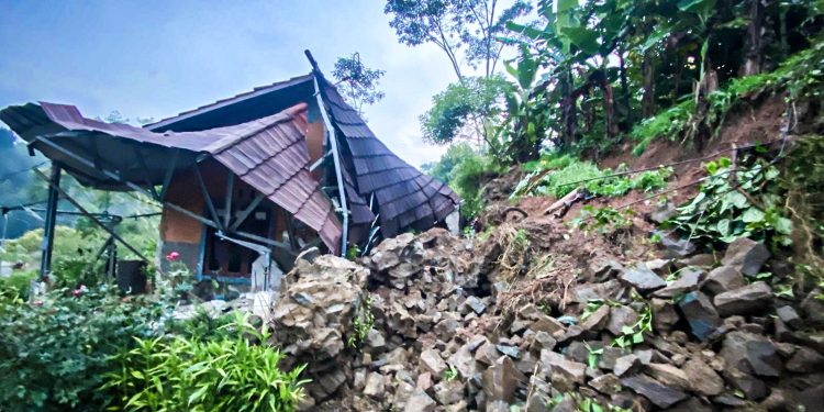 Dua Rumah di Sindangkerta Rusak Tertimpa Longsor