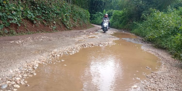 Jalan Penghubung 4 Desa di Cipatat KBB Rusak, Warga Ngeluh