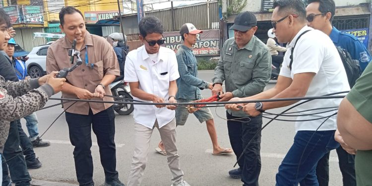 Diskominfotik KBB Tertibkan Kabel Telekomunikasi Semrawut