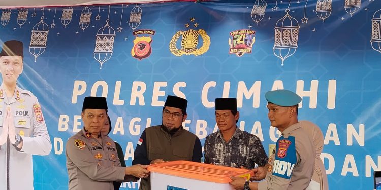 Polsek Cipatat Gelar Baksos dan Bagi Ratusan Paket Takjil