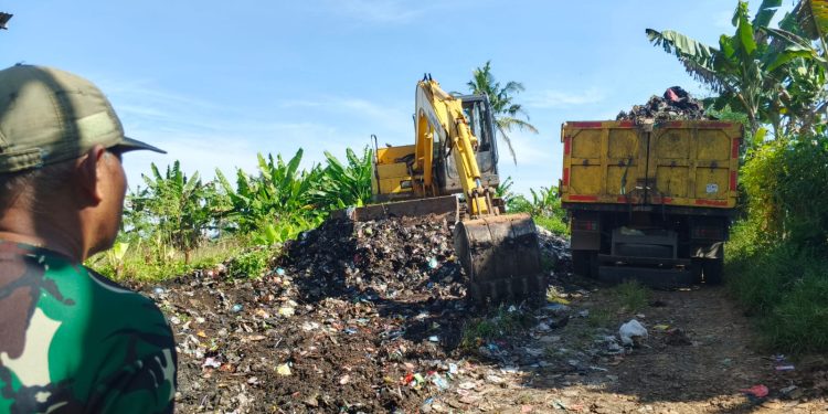Alat Berat dan 10 Truk Dikerahkan Tuk Angkut Sampah Liar di TPU Rajamandala
