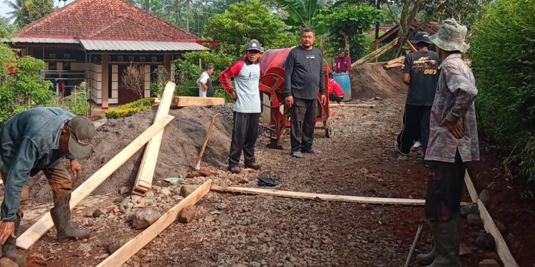 Pemdes Ciptaharja Lanjutkan Perbaikan Jalan Sirnagalih